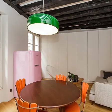 A Decorated And Comfortable Love Nest In * Париж