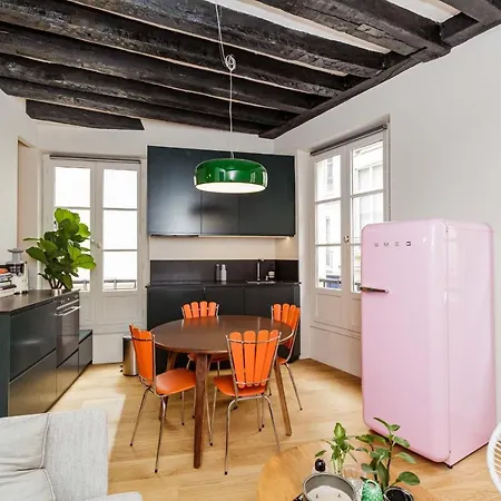 Апартаменты A Decorated And Comfortable Love Nest In Париж