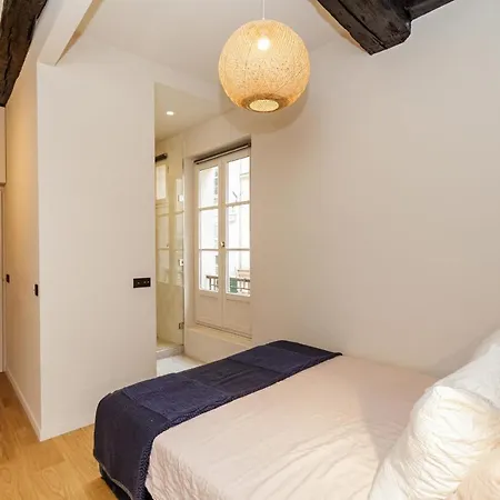 A Decorated And Comfortable Love Nest In Париж
