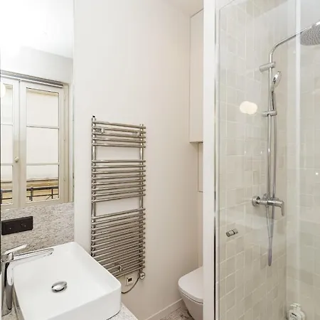 Апартаменты A Decorated And Comfortable Love Nest In Париж